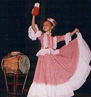 nina danzando cumbia